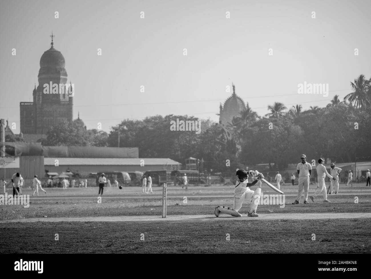 Mumbai, Indien - Dezember 14, 2019: Indias berühmtesten sport Kricket durch Kinder auf lokaler Mumbai Masse praktiziert Stockfoto