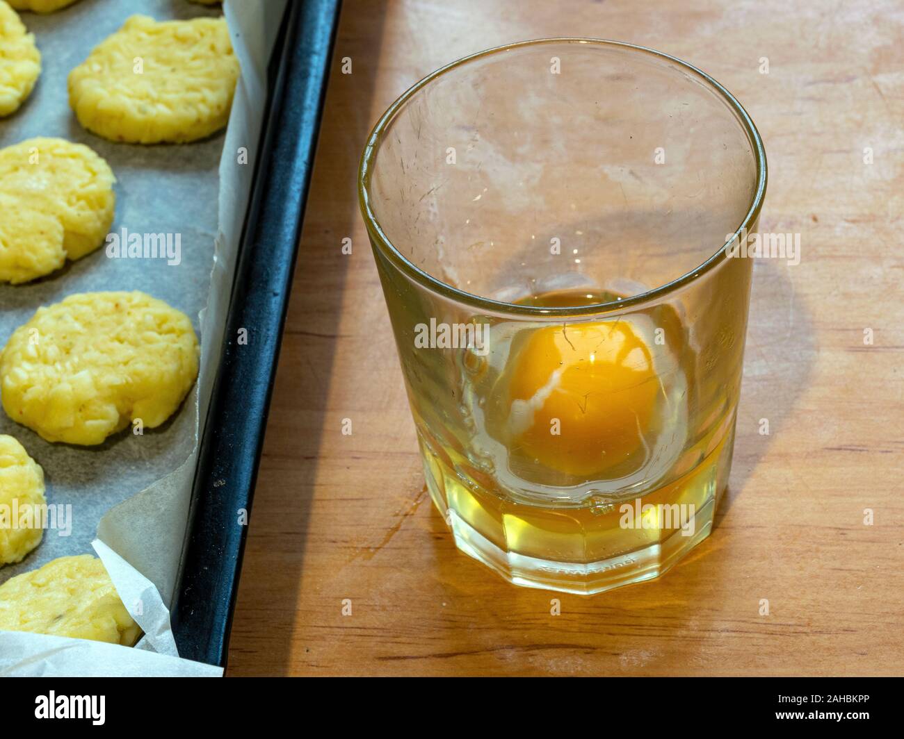 Selbst gebackene Kekse, Aufschlagen der Eier und die Vorbereitung von Schlagsahne Stockfoto
