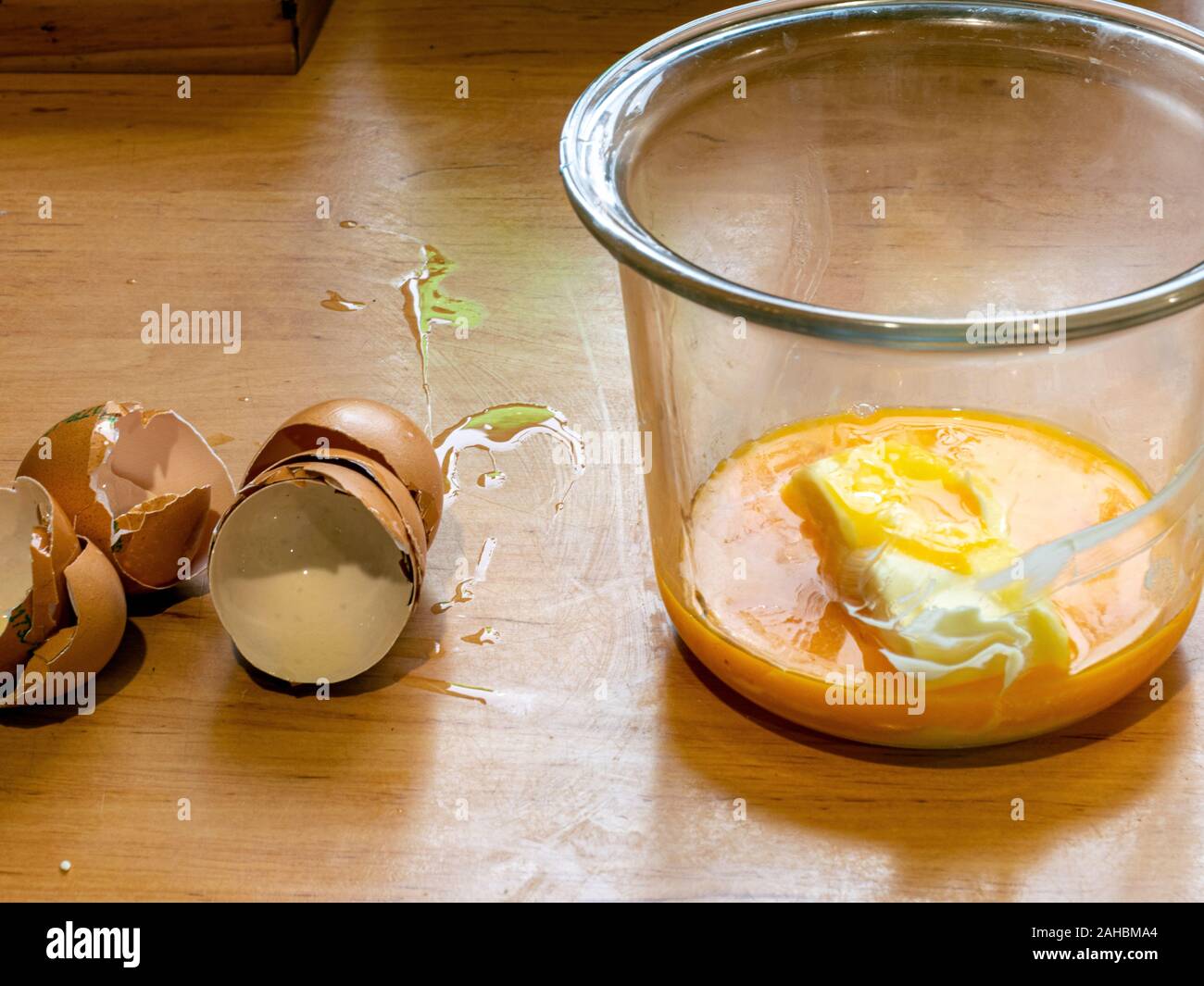 Selbst gebackene Kekse, Aufschlagen der Eier und die Vorbereitung von Schlagsahne Stockfoto