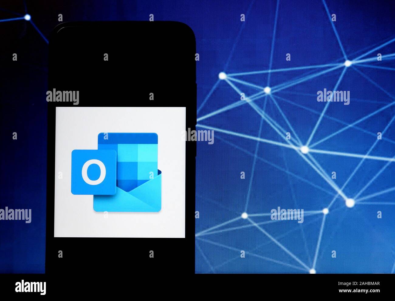 Indien. 28 Dez, 2019. In diesem Foto Illustration ein beliebtes E-Mail-Programm Microsoft Outlook Logo auf einem Smartphone gesehen angezeigt. Credit: Avishek Das/SOPA Images/ZUMA Draht/Alamy leben Nachrichten Stockfoto