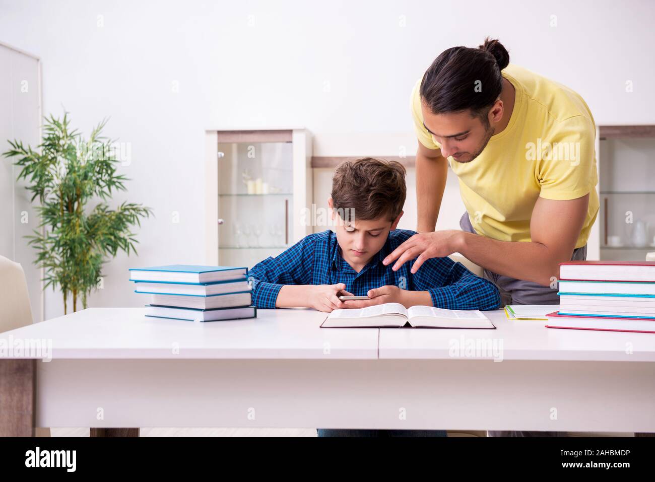 Der Vater, der seinen Sohn für Schule vorzubereiten Stockfoto