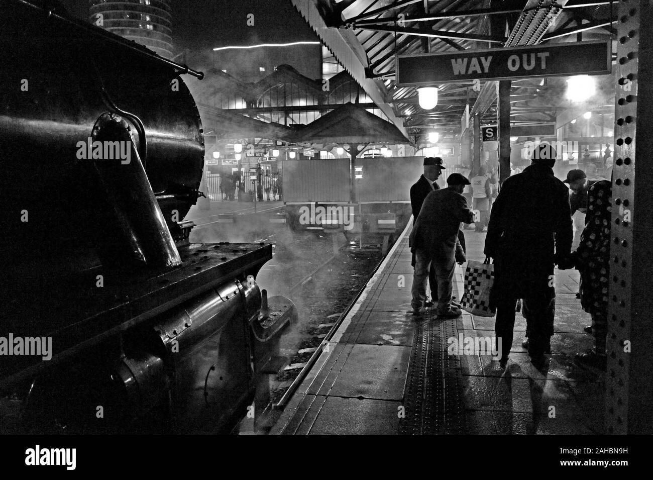 Der Polar Express Christmas Special Steam Train Ausflug wartet an der Plattform an Moor Street, Birmingham in der Nacht. Stockfoto