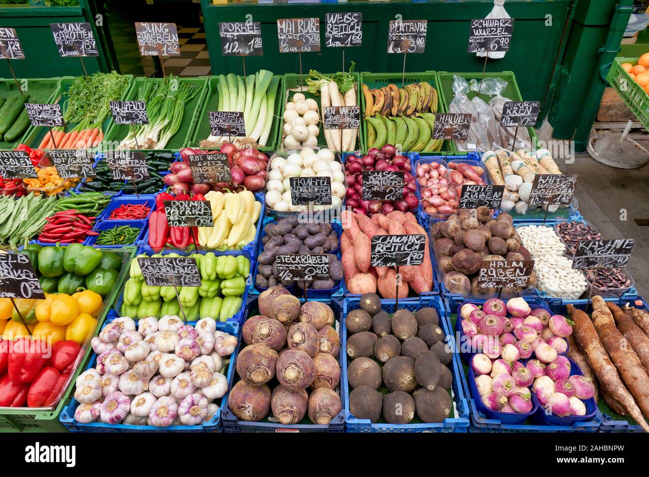 Gemüsehändler am Naschmarkt der älteste Markt in Wien Österreich Stockfoto