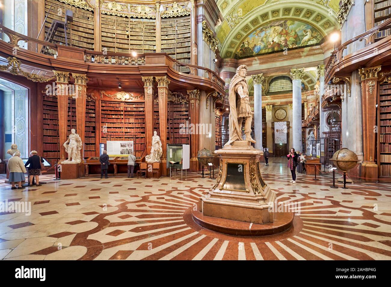 Der Prunksaal, Zentrum der alten kaiserlichen Bibliothek innerhalb der Österreichischen Nationalbibliothek. Wien Österreich Stockfoto