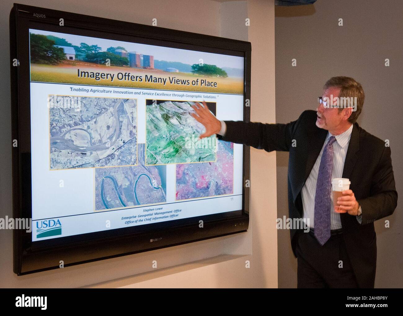 Stephen Lowe, Geospatial Information Officer, Büro des Chief Information Officer erläutert die geospatial Technologie am Landwirtschaftsministerium der Vereinigten Staaten bei einem Besuch der Schüler aus der Springbrook High School, Akademie der Informationstechnologie in Silver Spring, Maryland Mittwoch, 13. April 2011 verwendet. USDA hält eine Information Technology Job Shadow Day jährlich. Es ist eine Chance für die Studenten der lokalen High School die Breite und Tiefe der Information Technology bei der USDA zu erhalten und zu erfahren, wie es ist die Abteilung angewendet. Stockfoto