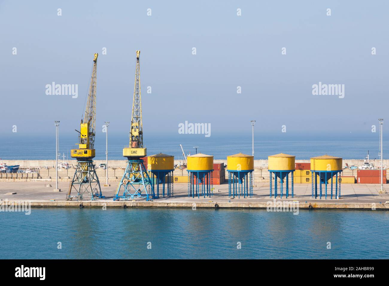 Durres, Albanien, 4. Juli 2019: Industrielle Hafen in Durres Albanien mit Ladekränen und Behälter Stockfoto