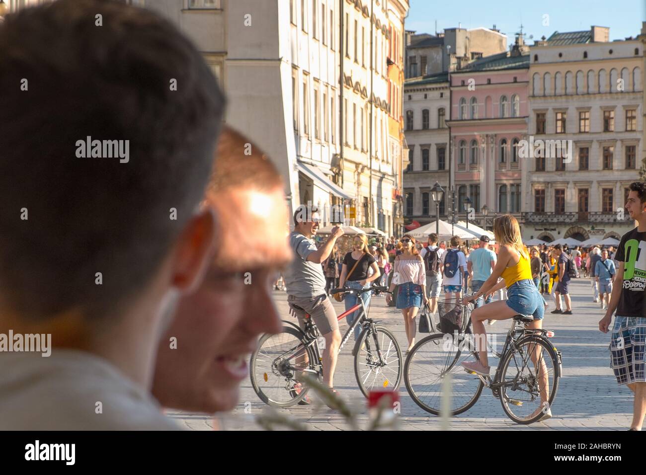 Touristen und Mädchen auf dem Fahrrad, alte Stadt Krakau, Polen Stockfoto