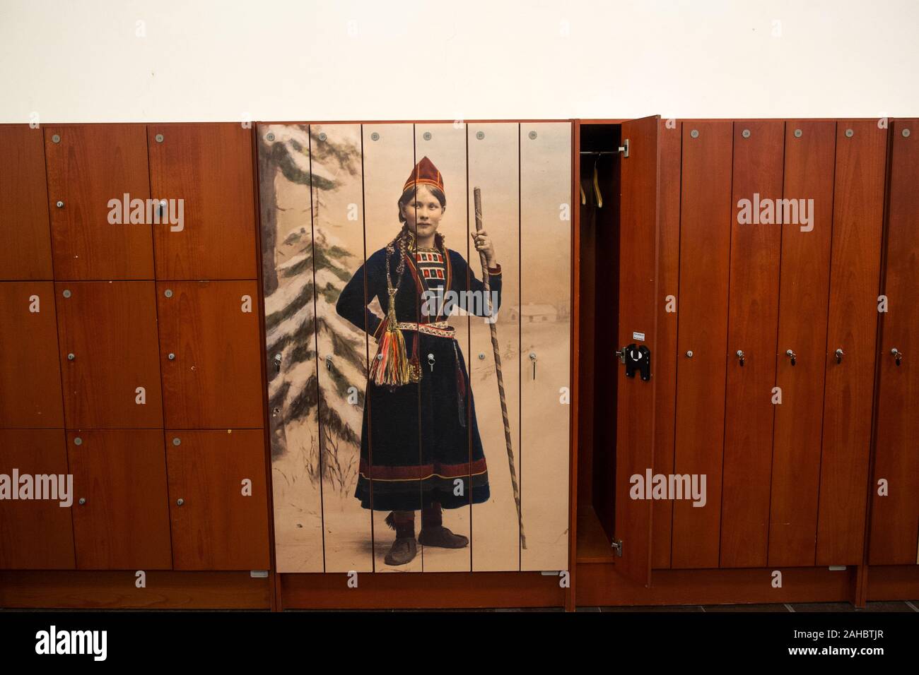 Gemälde von traditionellen schwedischen Folk dress auf schliessfächer an der Nordiskamuseet, Stockholm, Schweden Stockfoto