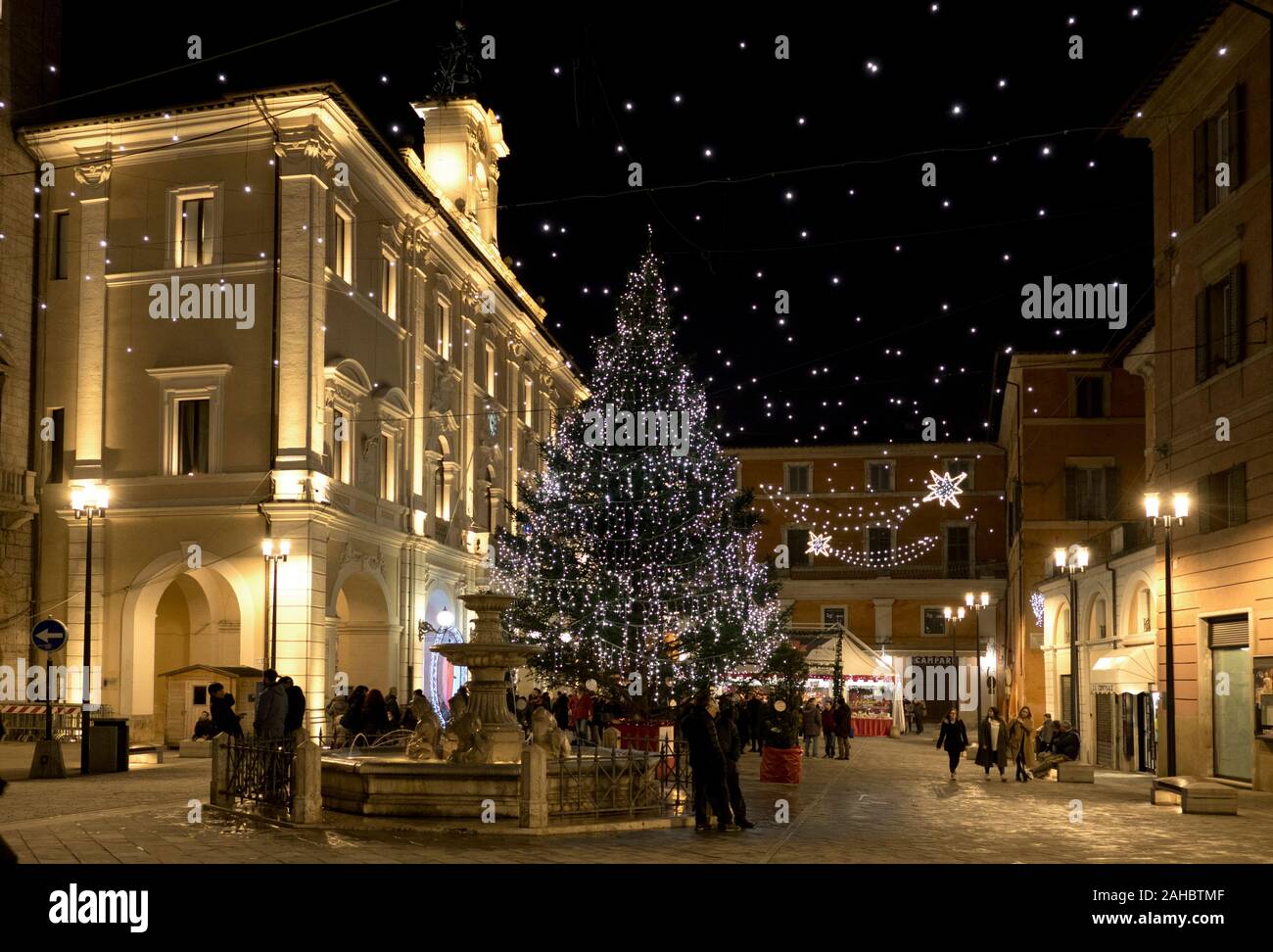 Rieti, Italien - 23. Dezember 2018 - Das historische Zentrum während der Weihnachtsferien mit Lichtern geschmückt. Blick auf den Central Square, Weihnachtsbaum ein Stockfoto