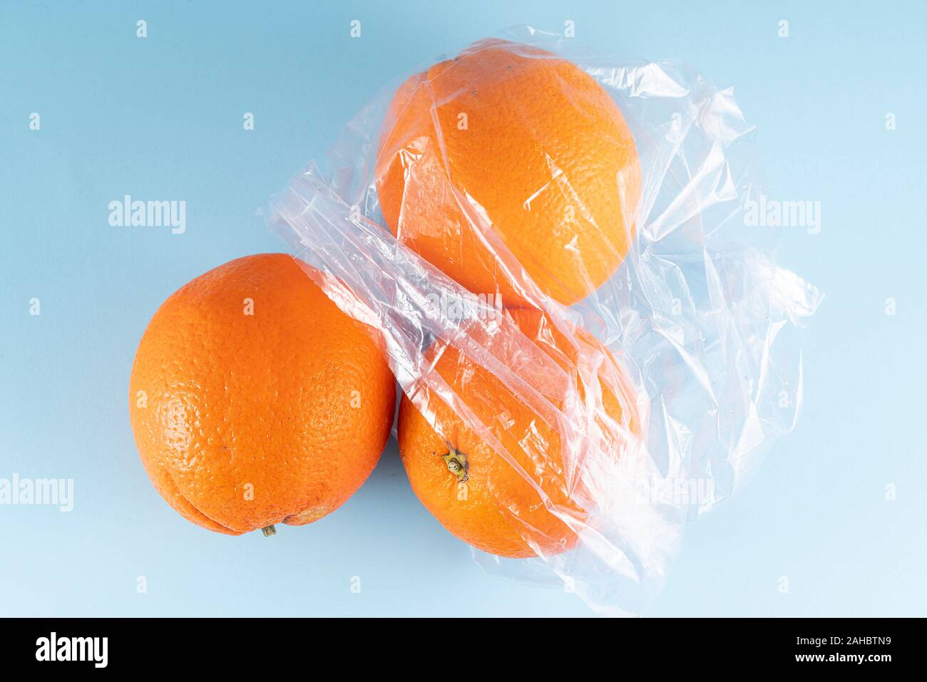 Einige Orangen in einem Plastikbeutel Stockfoto