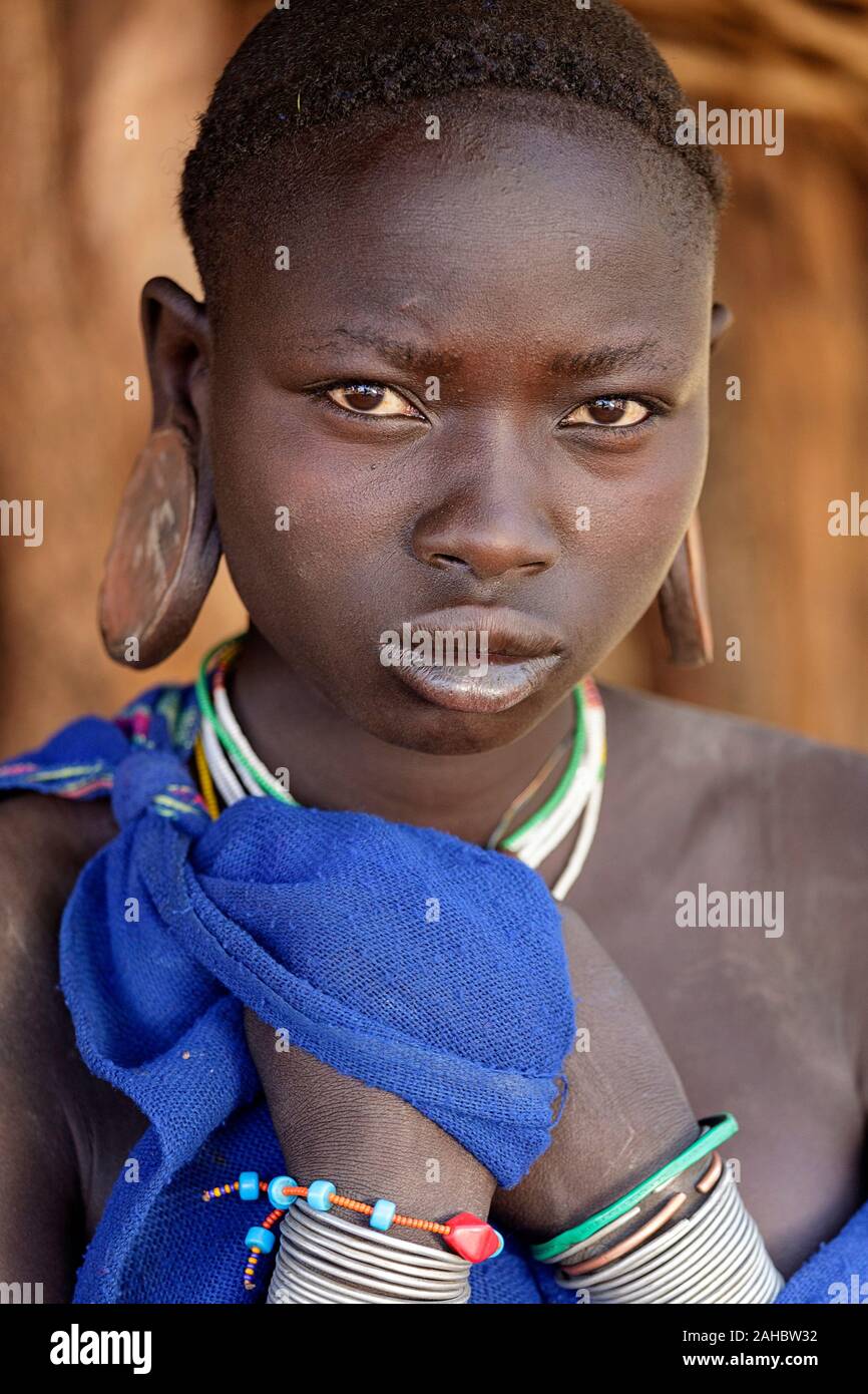 Frau von Suri Stamm mit großen Ton Ohrringe aus West Omo Bank in Äthiopien Stockfoto