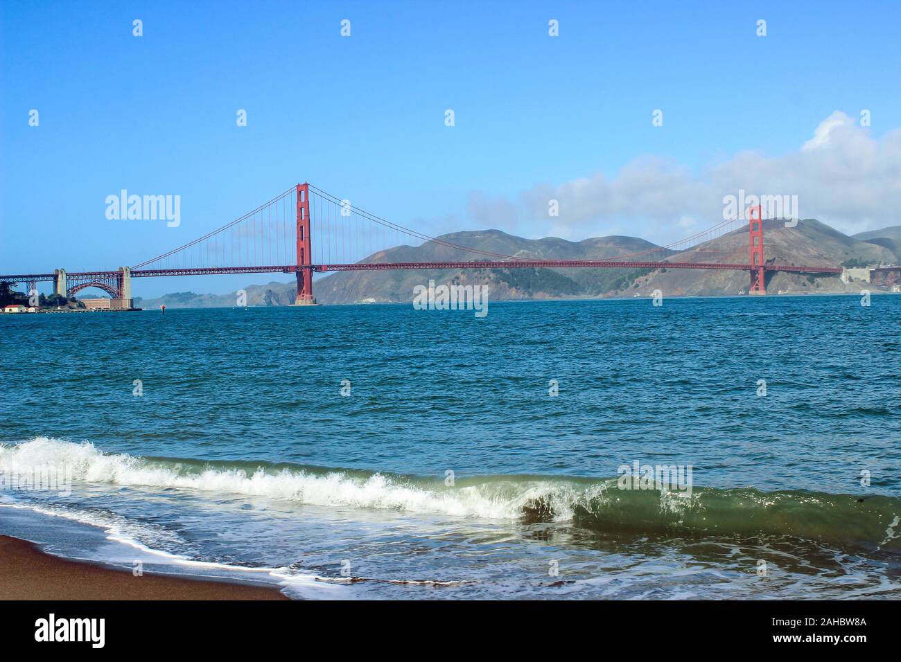 Wellen an Crissy Field Strand mit Golden Gate Bridge in San Francisco, Vereinigte Staaten von Amerika Stockfoto