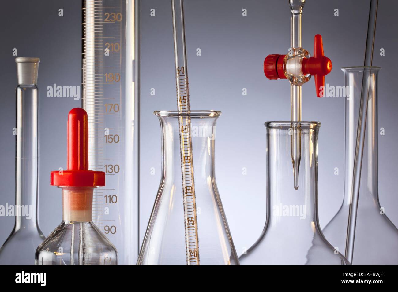 Chemische Laborglas - Kolben, Zylinder messen, Messkolben pipettieren und einer Bürette. Stockfoto