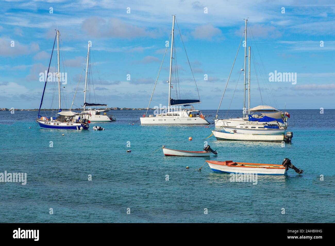 Gruppe von Segeln Boote schwimmend auf blauem Wasser in der Nähe der Küste von Bonaire Stockfoto
