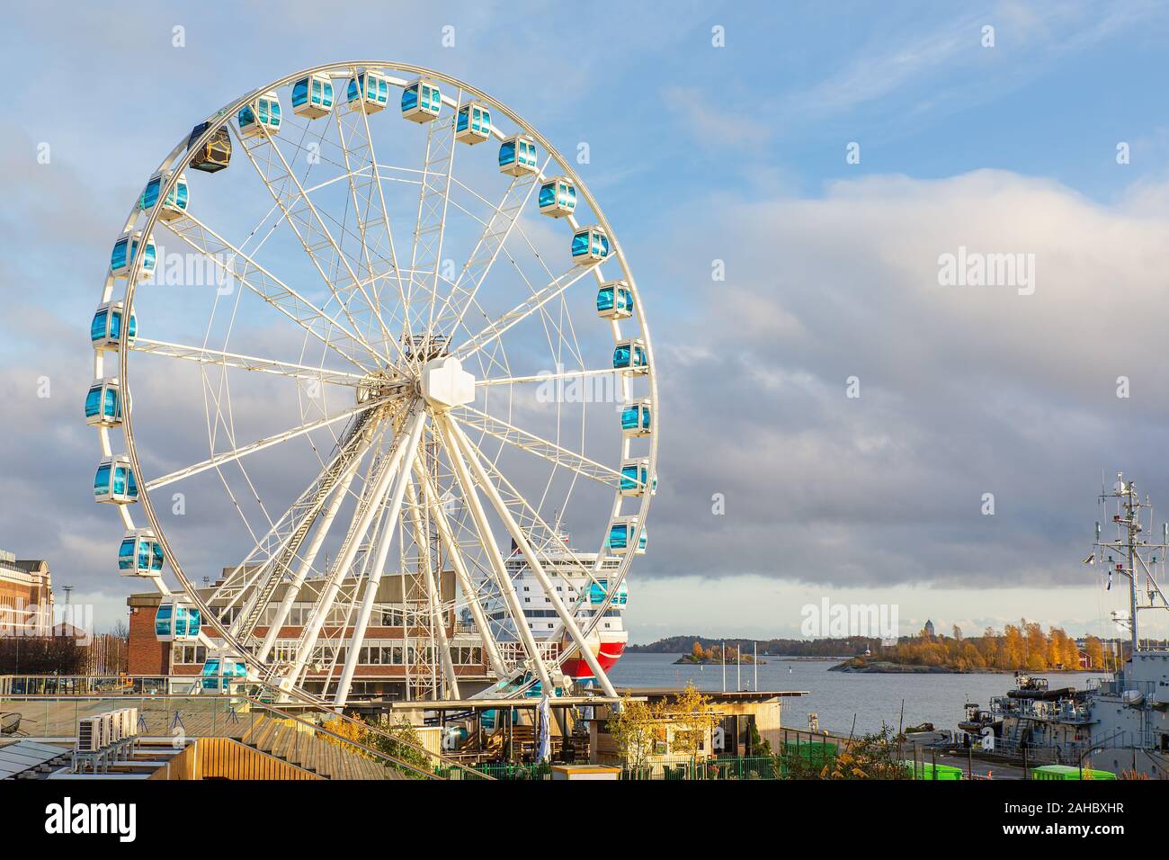 Städtische Landschaft mit finnischen Riesenrad in der Nähe von Meer in Helsinki Stockfoto