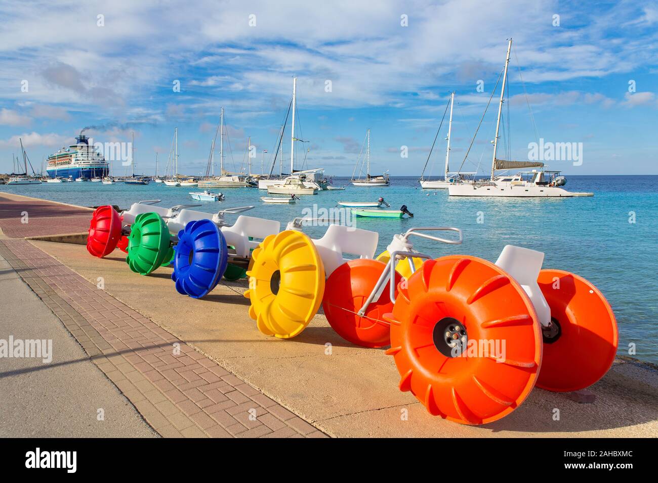 Bunte Tretboote und Segelboote am Meer Wasser mit dem Boulevard Stockfoto