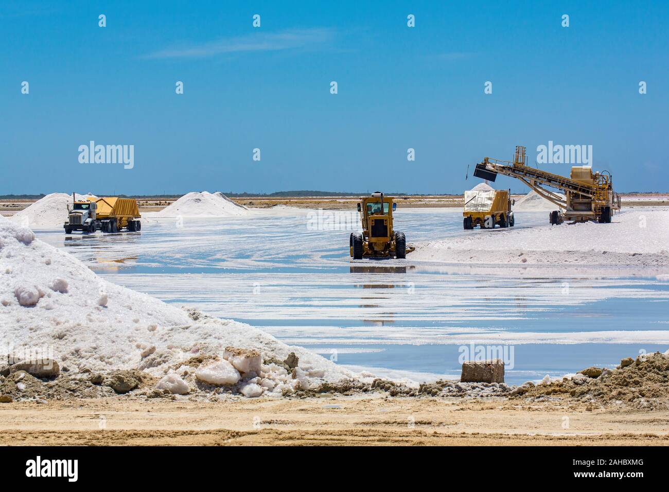 Landschaft mit Salz und Fahrzeuge Salz transportieren auf Bonaire Stockfoto