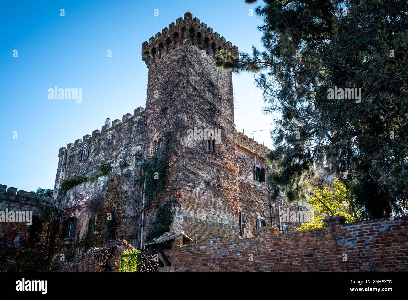 Montalto di Castro dominiert von der Guglielmi Burg vermutlich im 15. Jahrhundert von den Orsini erbaut, zwischen den Küsten des Tyrrhenischen s eingeschlossen Stockfoto