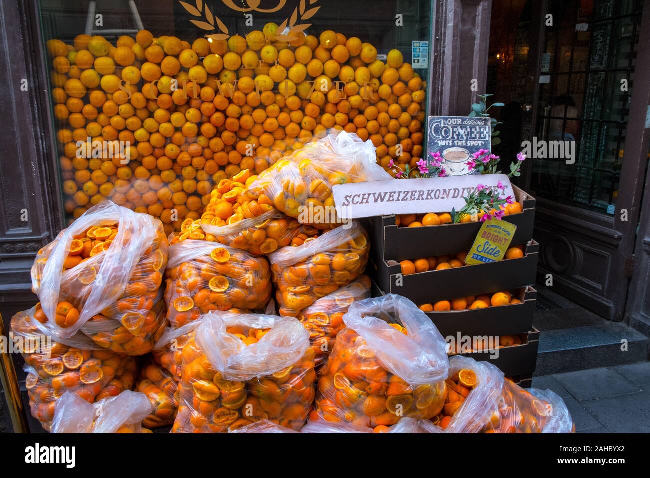 Stapel von frisch gepressten Orangen zu einem juicery, Stockholm, Schweden Stockfoto