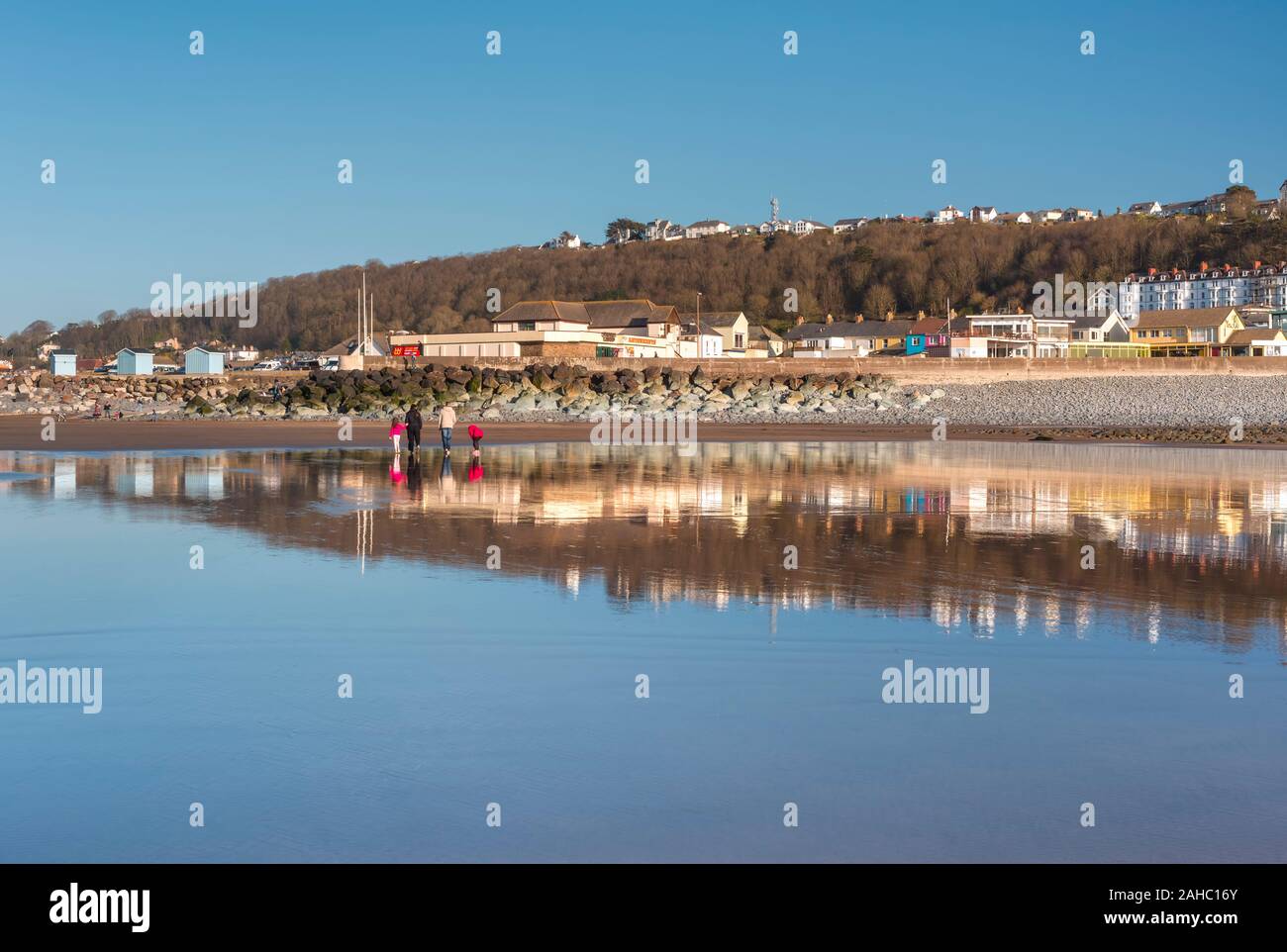 Wet Sand Reflections on Westward Ho! Strand, Großbritannien Stockfoto
