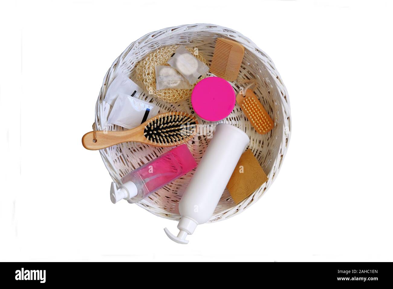 Kosmetik mit natürlichen Inhaltsstoffen in einem weissen Korb. Naturkosmetik Produkte. Auf weissem Hintergrund isolieren. Stockfoto