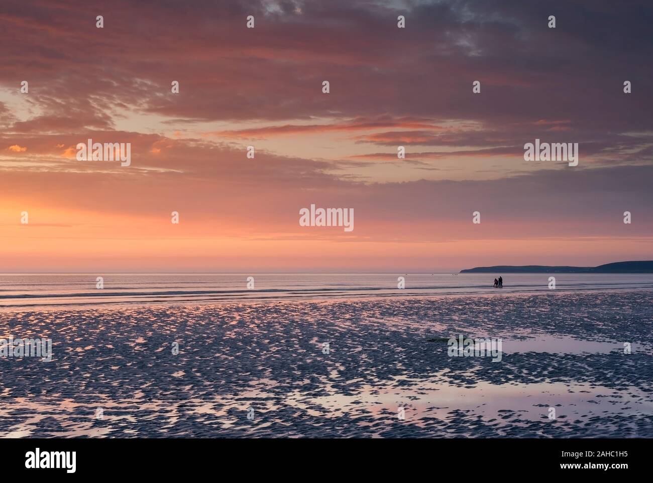 Sonnenuntergang am Westward Ho! Strand mit Blick auf Baggy Point, North Devon, Großbritannien Stockfoto