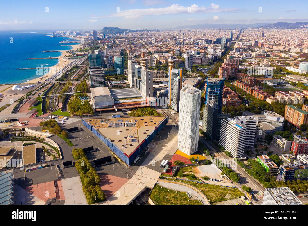 Luftaufnahme von modernen Gebäuden, die in den Küstengebieten des Diagonal Mar in Barcelona, Spanien Stockfoto