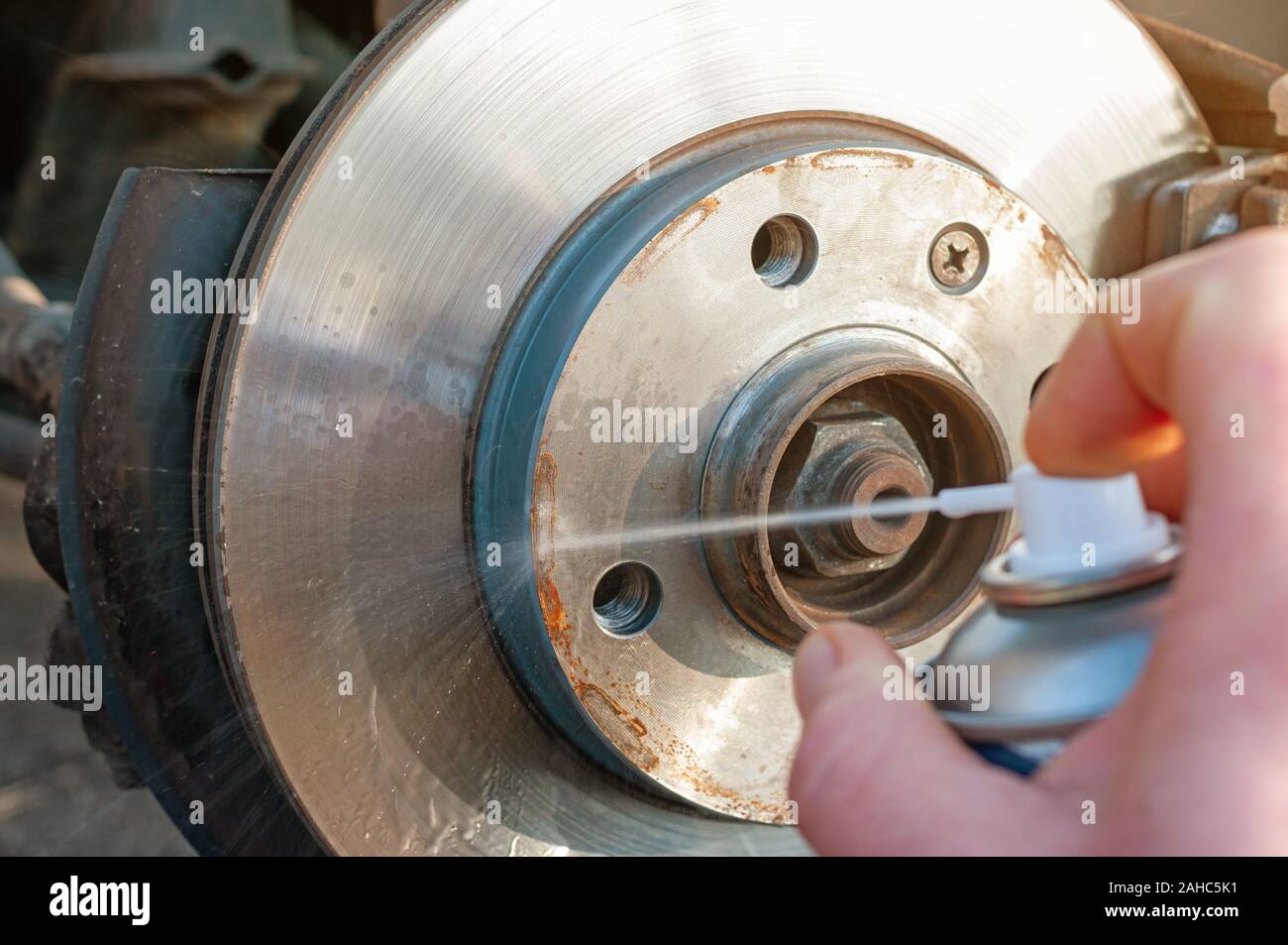 Auto Lamellenbremse Reinigung mit Spray Stockfoto