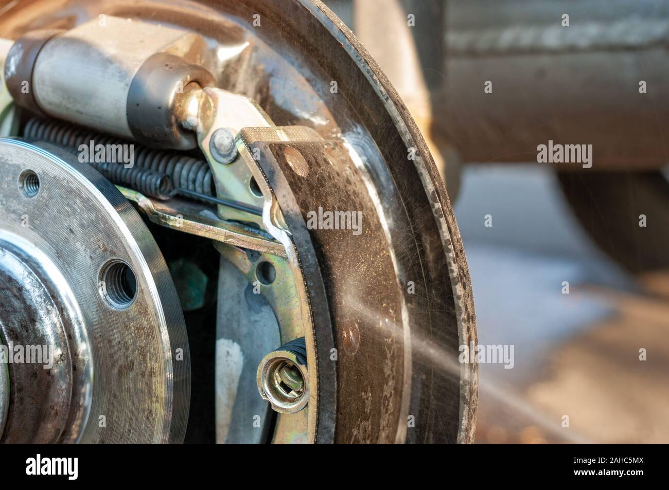 Auto Trommelbremse Reinigung mit Spray Stockfoto