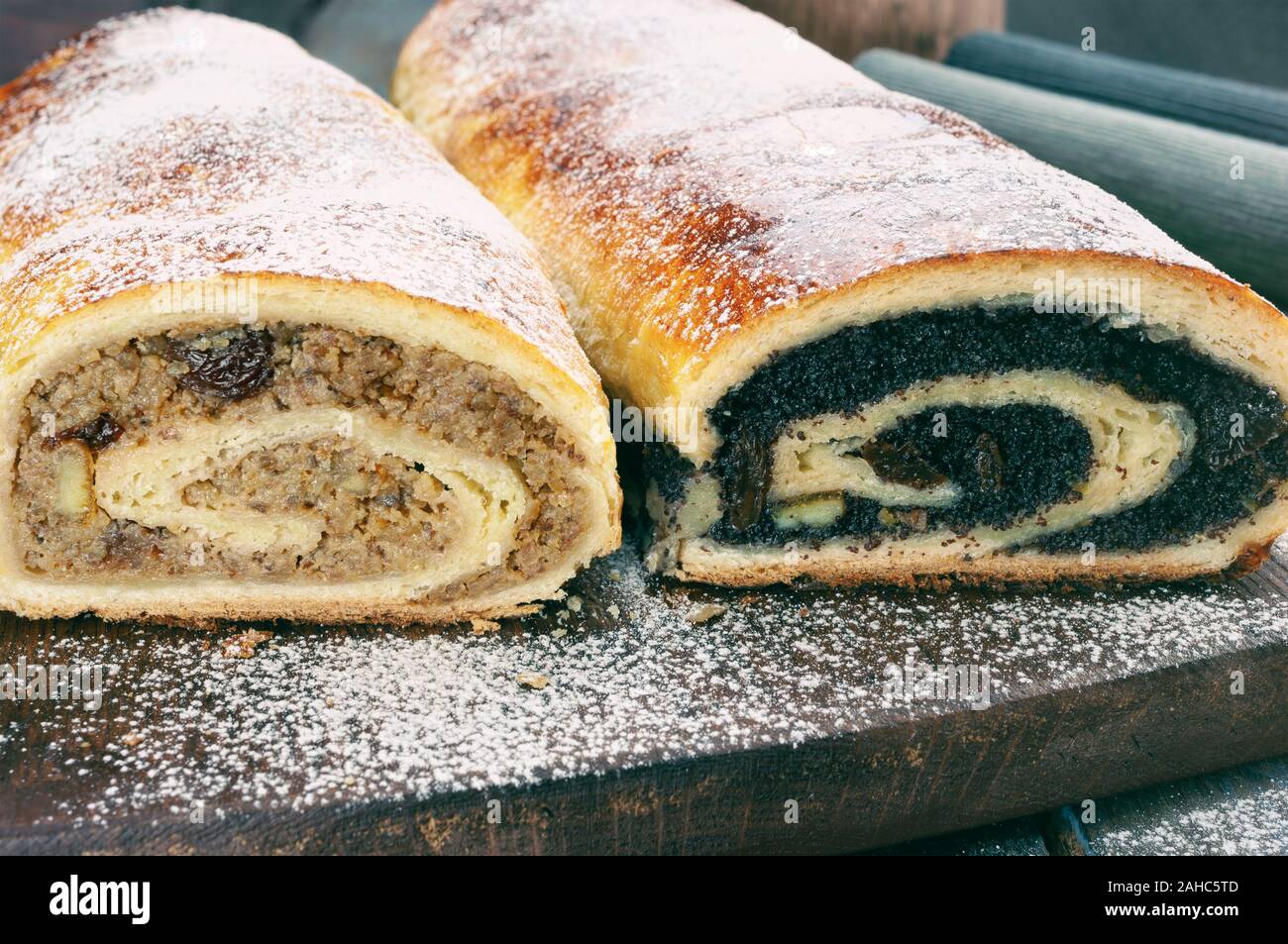 Mohn roll und Nussbaum Rolle auf hölzernen Tisch Stockfoto