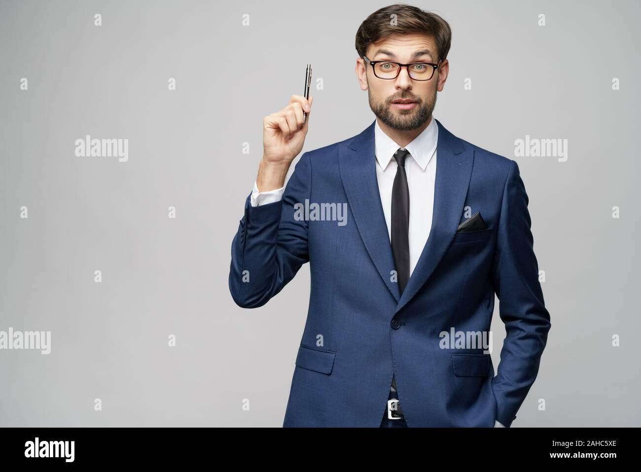 Studuo Schuss des Denkens Lösung Problem Geschäftsmann tragen Anzug halten Stift Stockfoto