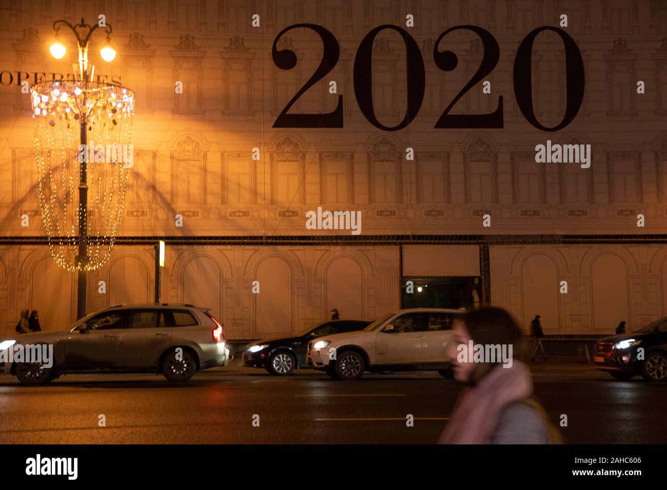 Moskau, Russland. 27. Dezember, 2019 Blick auf die Twerskaja-Straße im Zentrum der Stadt Moskau am Silvesterabend 2020, Russland Stockfoto