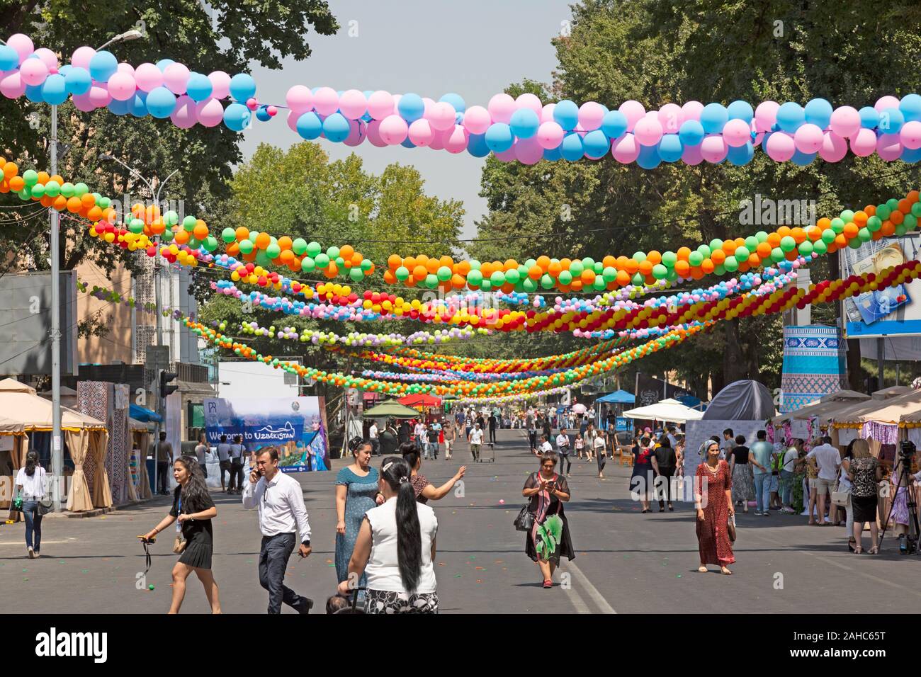 Ein Festival der nationalen Usbekischen und russische Speisen, Gerichte und Getränke, in der Innenstadt von Taschkent, Usbekistan. Stockfoto