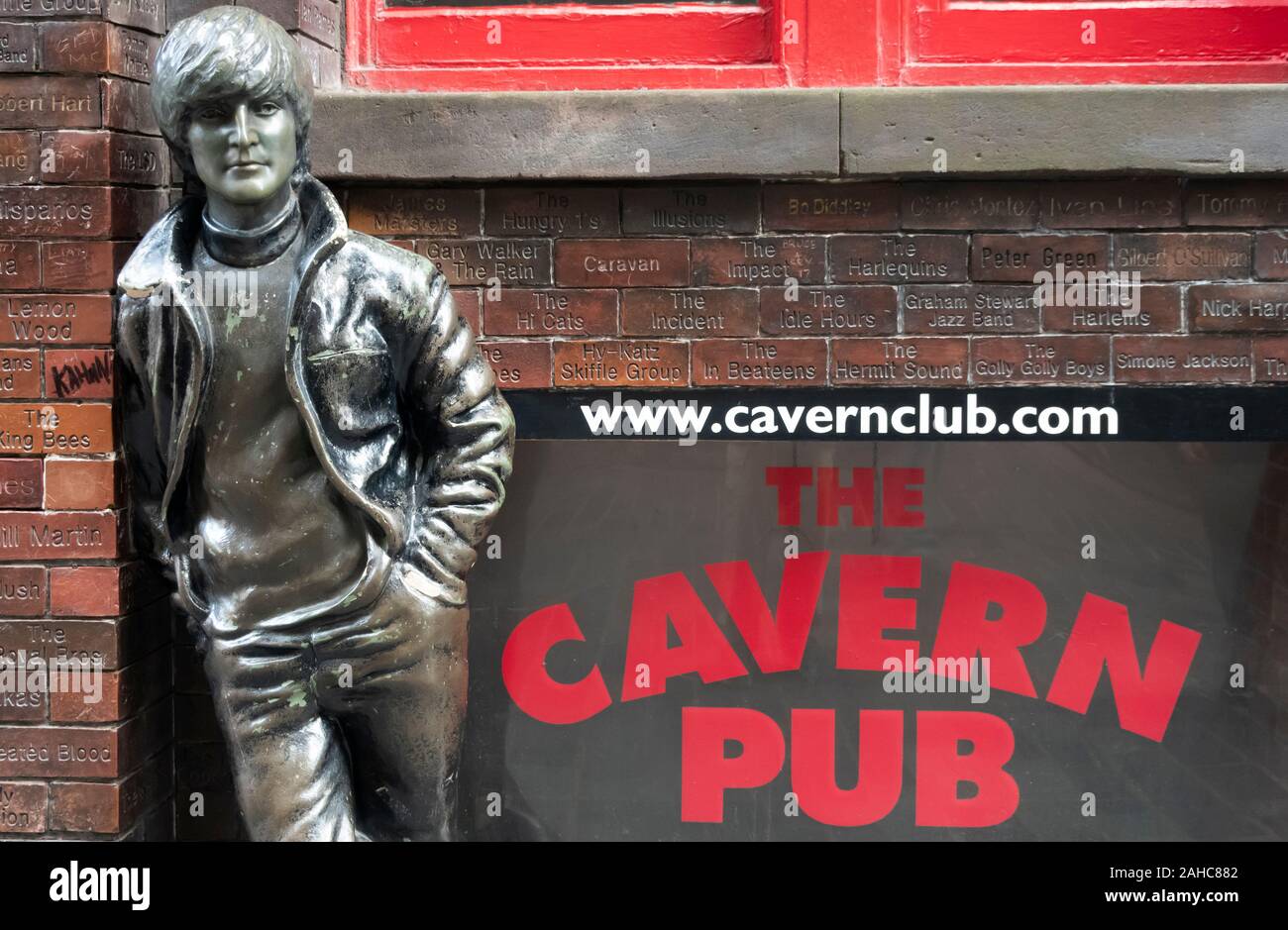 John Lennon Statue in der Nähe der Cavern Pub und die Wall of Fame auf die Mathew Street in Liverpool Stockfoto