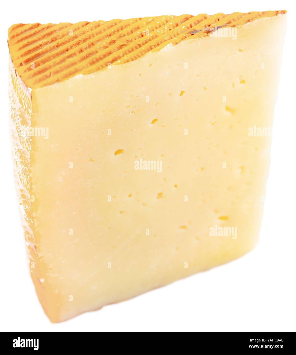 Scheibe der handwerklichen halbharten Käse aus Kuhmilch. Auf weissem Hintergrund Stockfoto