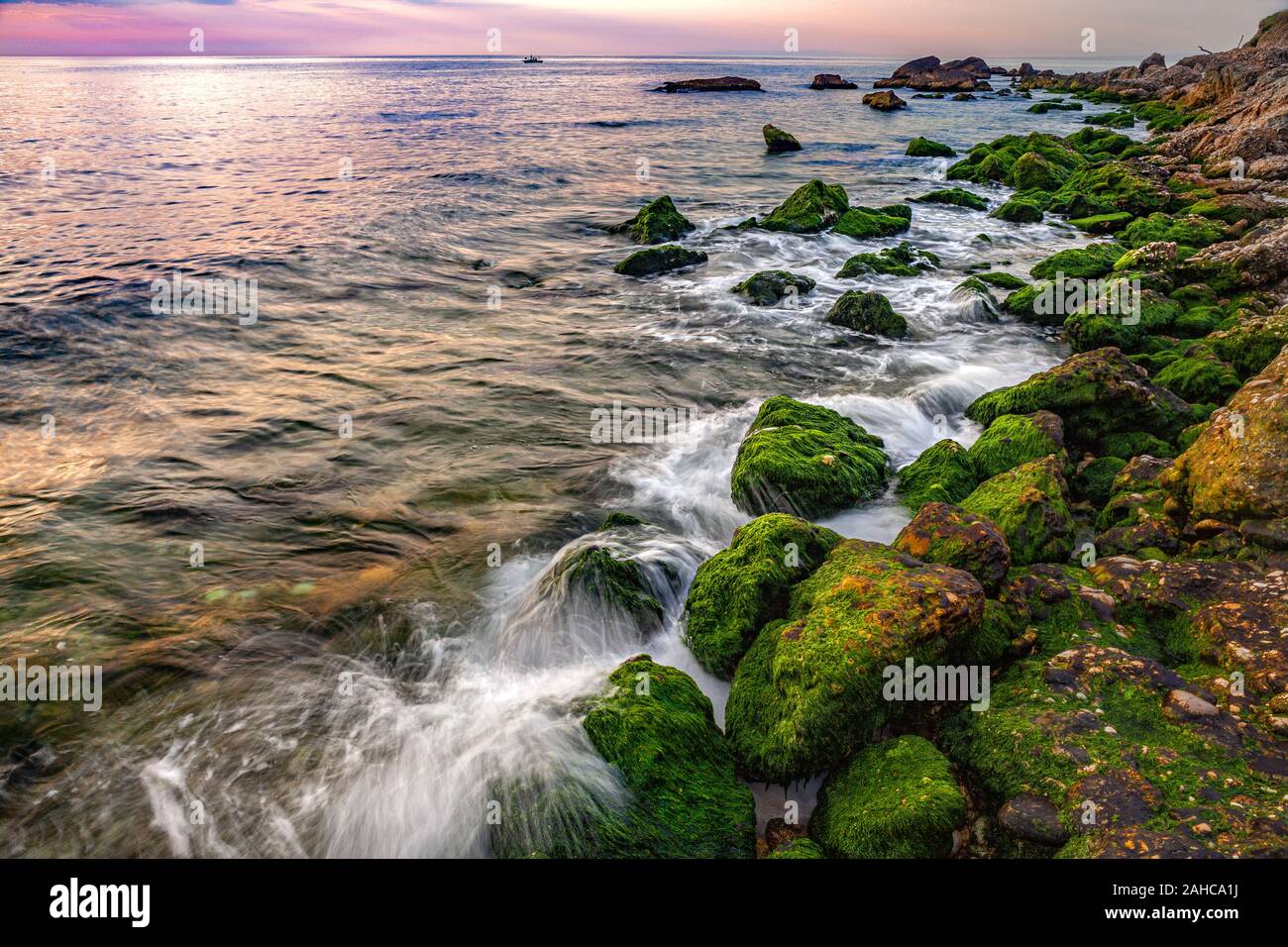 Sonnenaufgang am Meer in Punta Aderci. Abruzzen Stockfoto