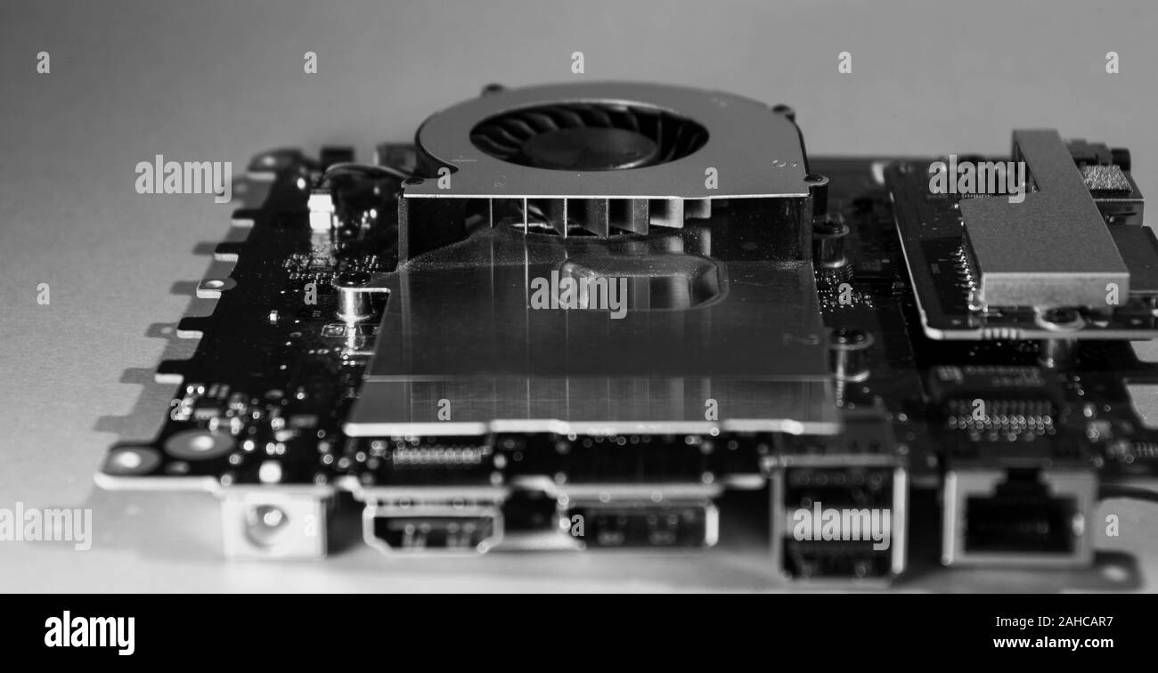 Ventilator Kühlrippen eines Lüfters auf der Hauptplatine in Schwarz und Weiß Stockfoto