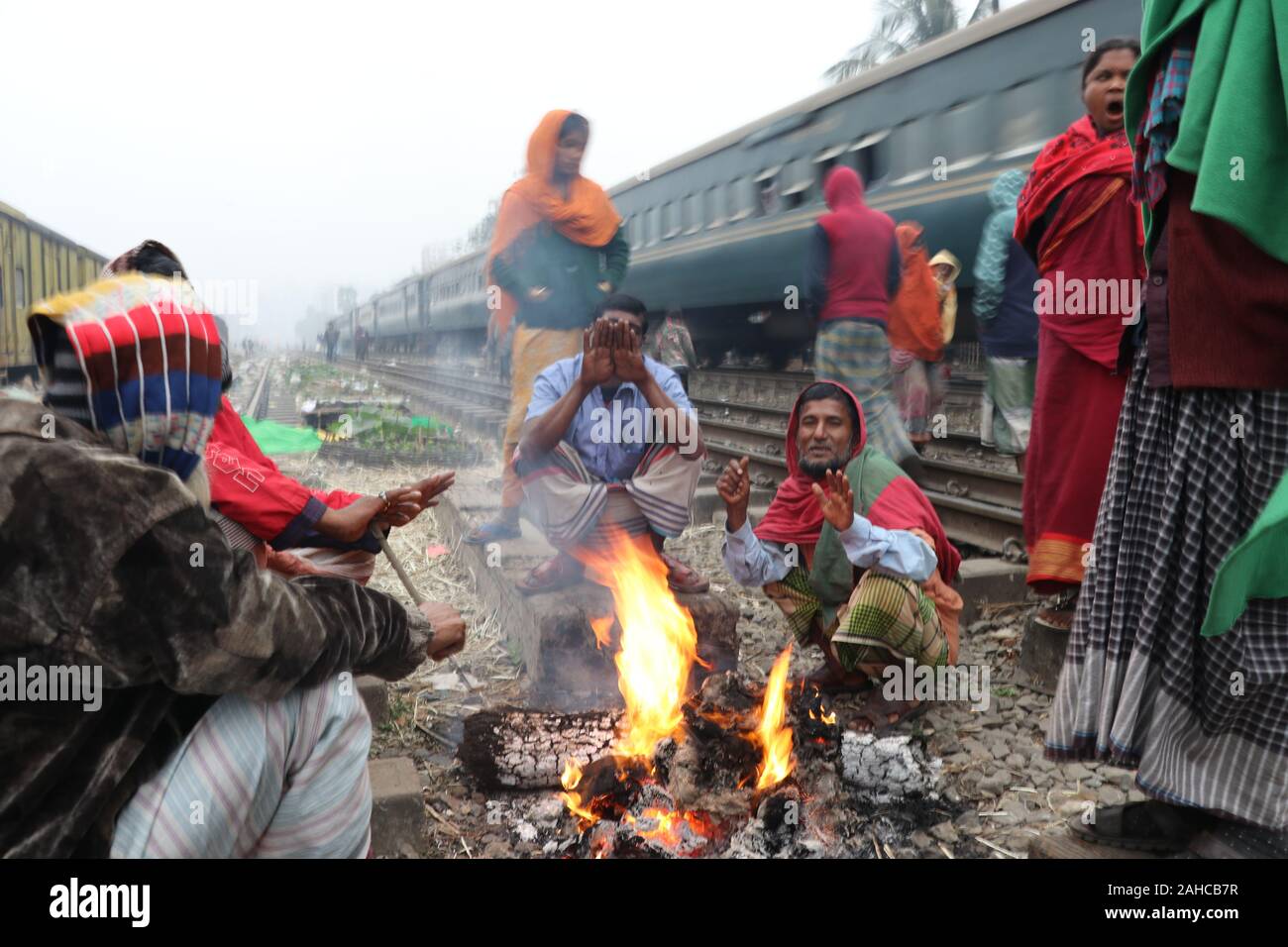 Tejgoan Bahnhof ,21. Dez. 2019 Dhaka Bangladesch, Einkommensschwache erwärmen ihren Körper mit Feuer, um der Kälte zu entkommen.Nazmul Islam/alamy Stock Live News Stockfoto