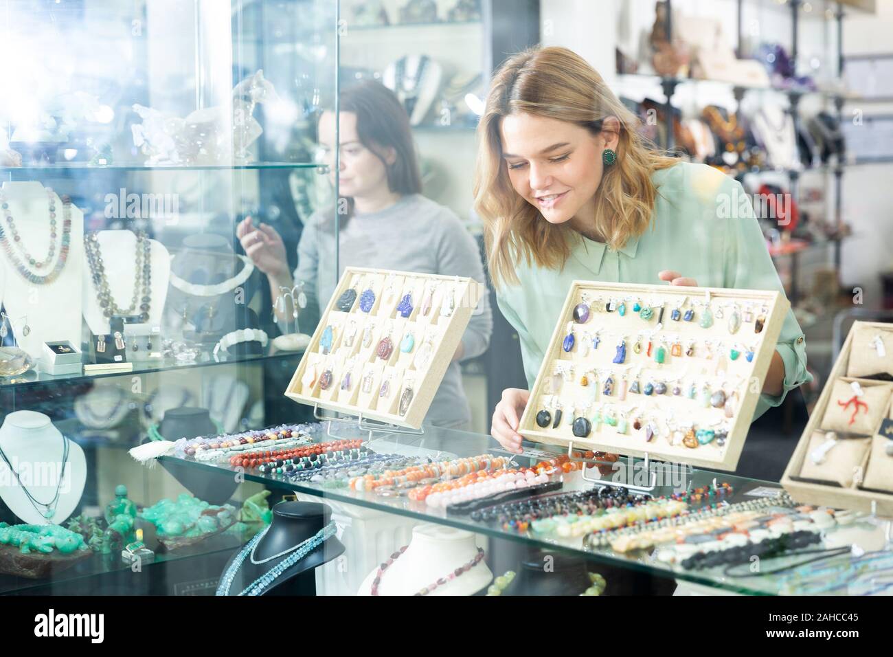 Porträt zweier Frauen, die beschließen, Schmuck aus natürlichen Steinen in Juweliergeschäft gemacht Stockfoto