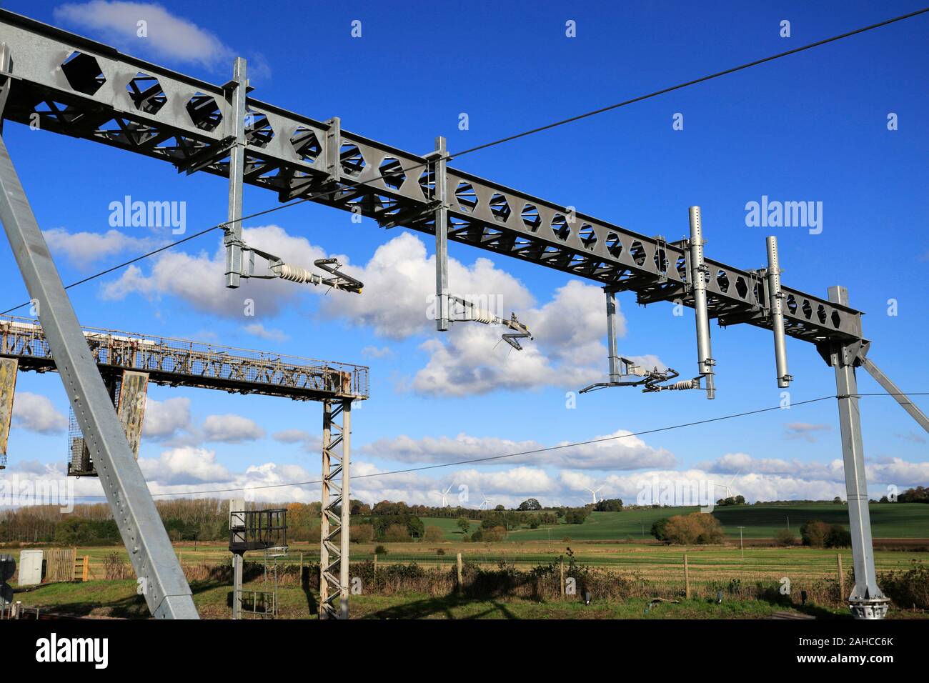 Die Aktualisierung der 25-kv-freileitung Ausrüstung an Harrowden Junction, in der Nähe Finedon Dorf, Northamptonshire, England, Großbritannien Stockfoto