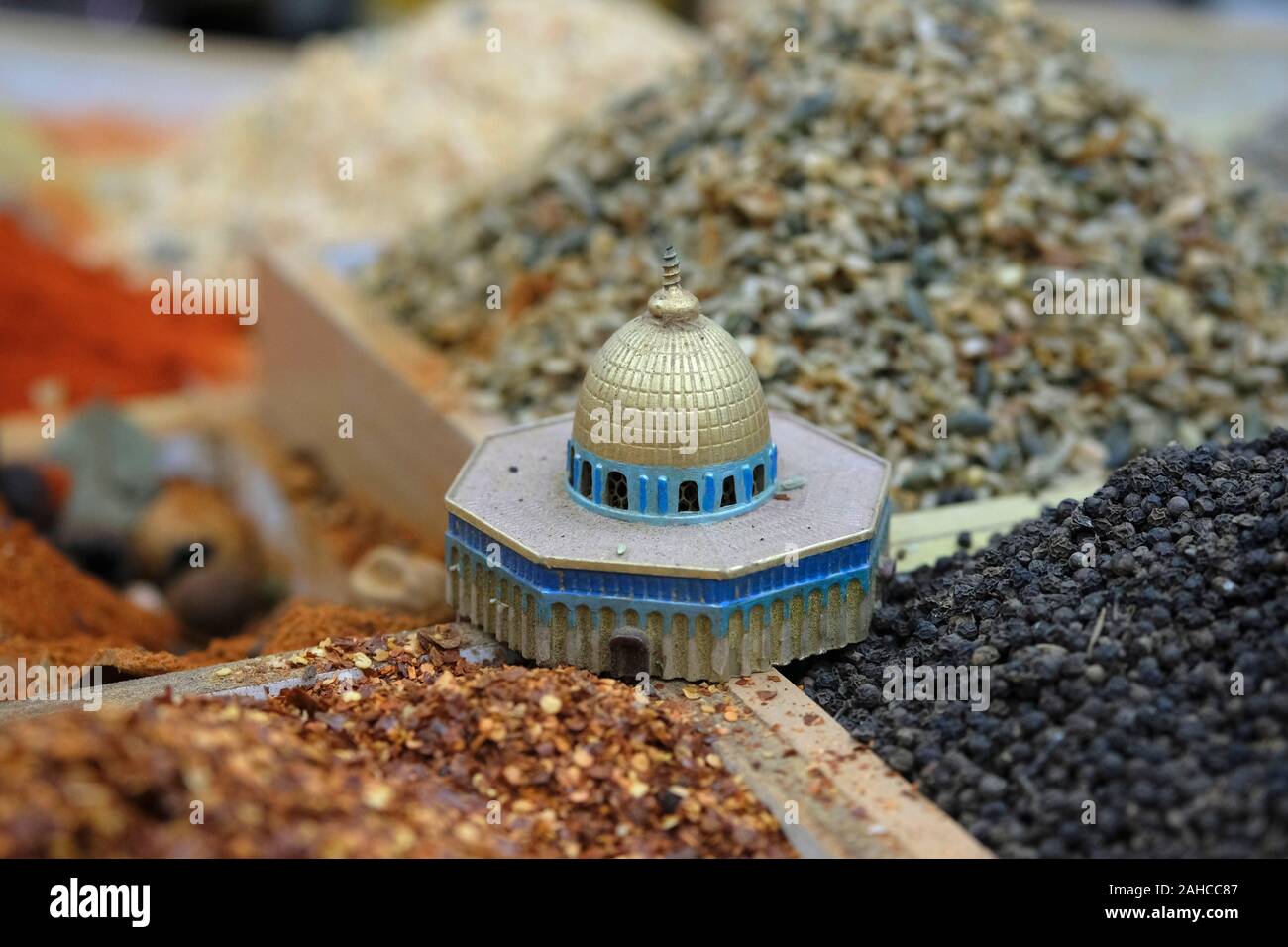 Ein Miniaturmodell des Dome of the Rock Moschee in einem Gewürzgeschäft in Beit Habad auch Khan az Zait Straße in der Altstadt des muslimischen Viertels Ost-Jerusalem Israel platziert Stockfoto