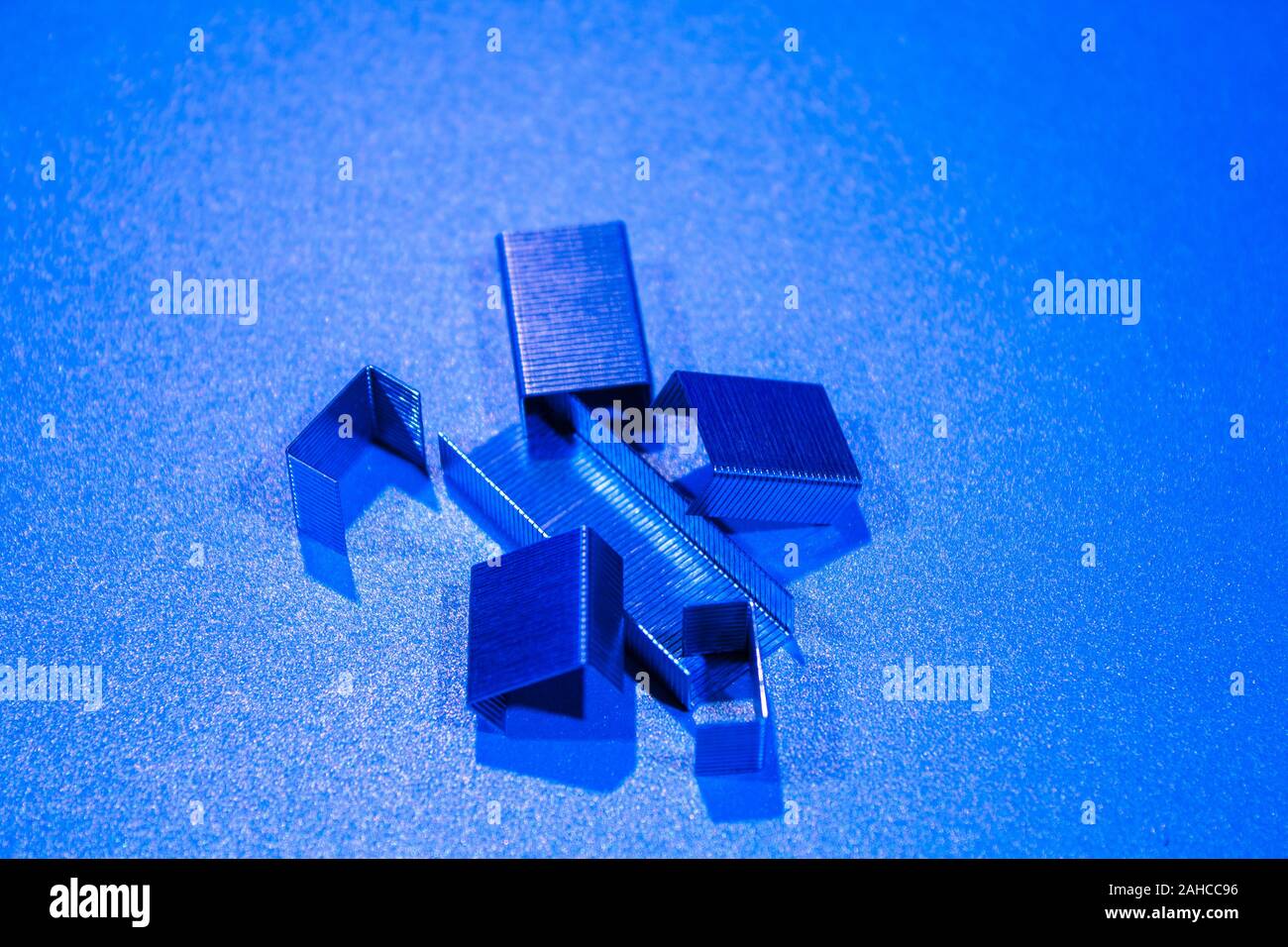 Stapel von Heftklammern auf Schreibtisch im Farbton Pantone Blau Stockfoto