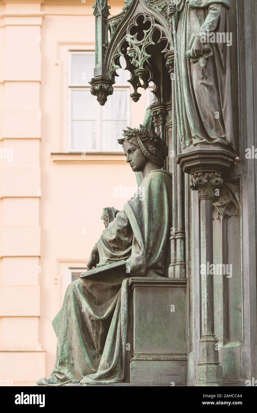 Neugotische Frauenstatue in Prag Stockfoto