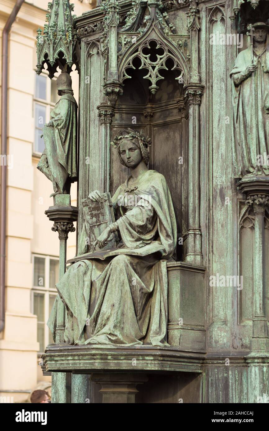 Neo-gotische Statue der Frau mit Buch Stockfoto
