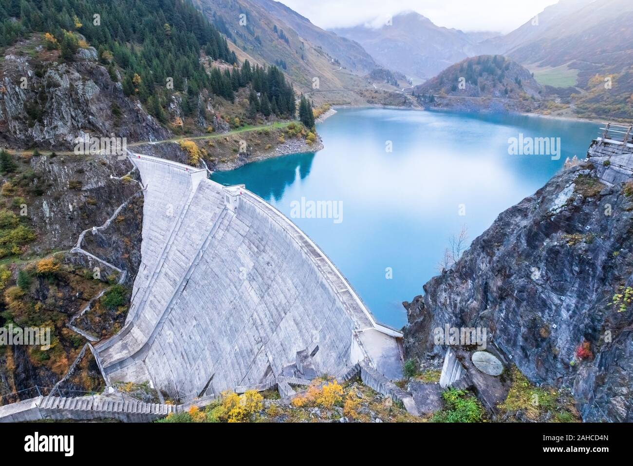 Stausee und Stausee in den Französischen Alpen Wasserkraft zu produzieren, nachhaltige Entwicklung durch erneuerbare Energien und Wasserkraft Stockfoto