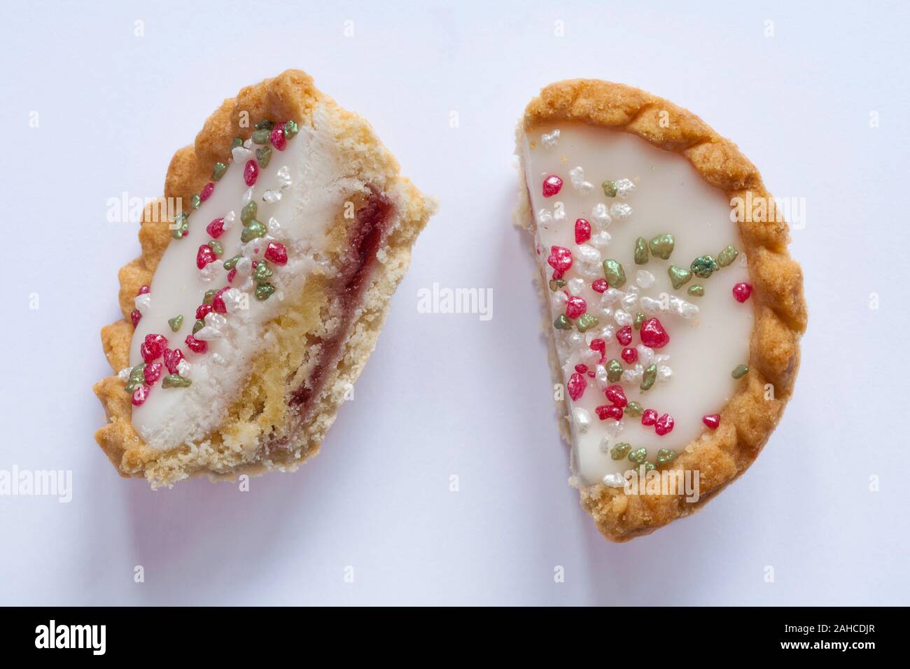 Herr Kipling festliche Bakewells bakewell tart überaus guten Kuchen halbiert auf weißem Hintergrund Stockfoto
