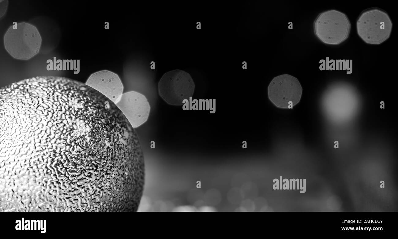 Schwarze und weiße Weihnachten Hintergrund mit Kugeln und Fee ligts bokeh Hintergrund. Stockfoto
