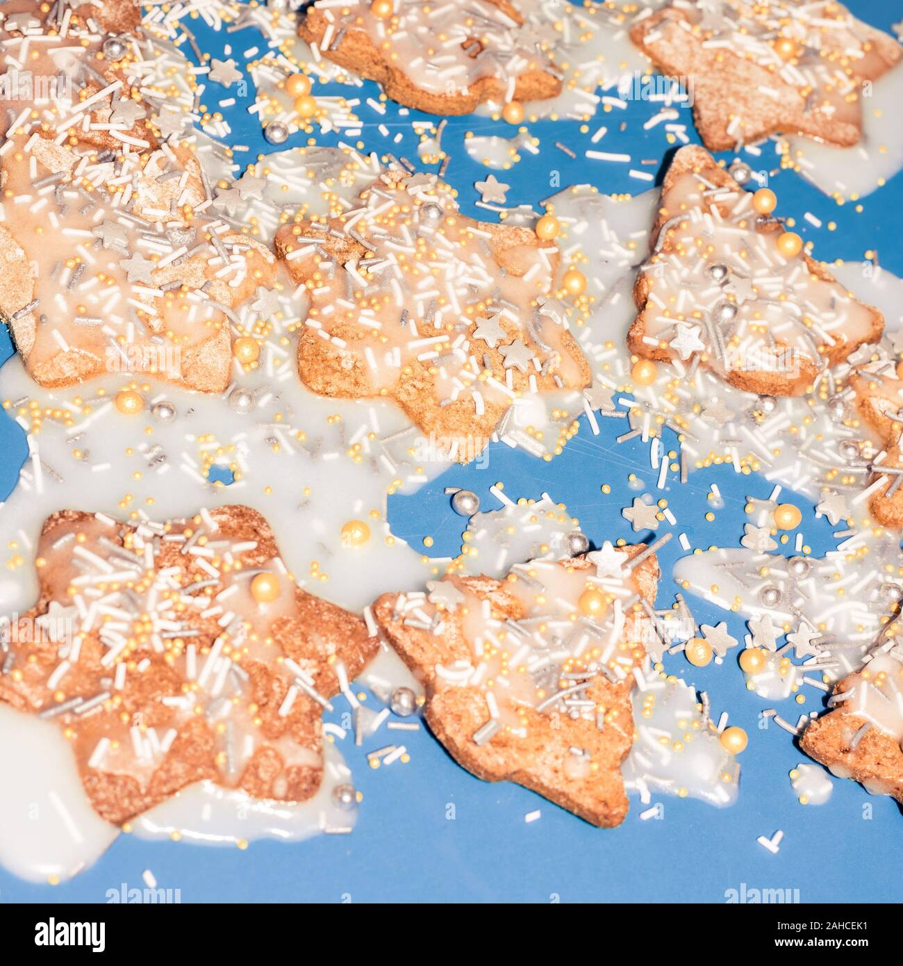 Glasierte Plätzchen, Lebkuchen. Hausgemachte weihnachtliche Köstlichkeiten. Stockfoto