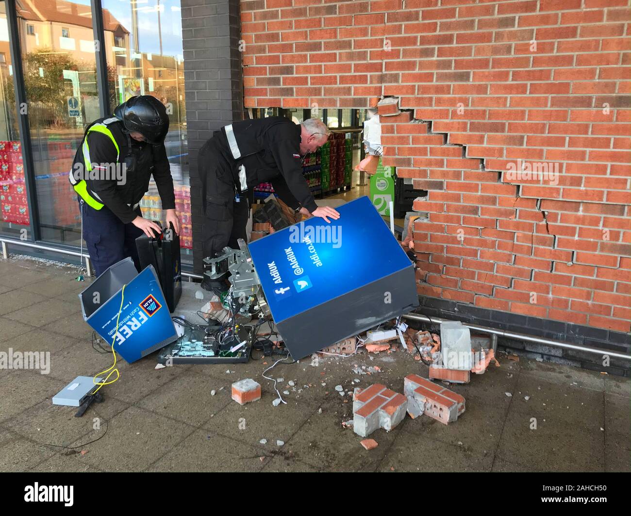 Portobello, Schottland, Großbritannien. 28. Dez. Geldautomaten bei Aldi Supermarkt Ion Portobello High Street Hit von Ram Räuber über Nacht, was zu schweren Schäden an der Maschine und Außenwand von speichern. Die ATM wurde außerhalb des Speichers durch die Diebe gezogen. Der Alarm wurde an 2 hob am Samstag und drei Männer wurden in einem Fahrzeug gesehen. Credit: Iain Masterton/Alamy leben Nachrichten Stockfoto