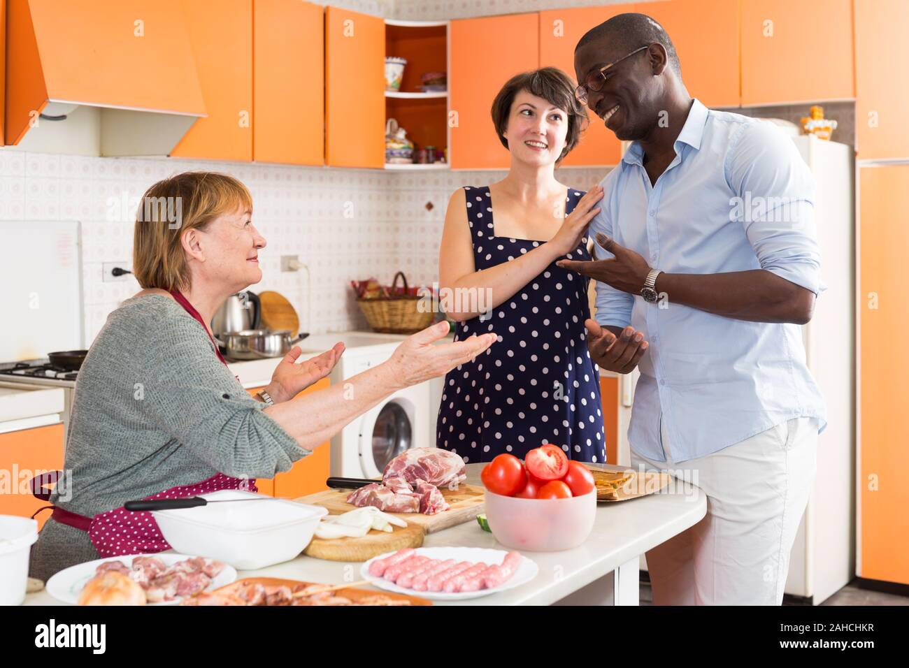 Höflich lächelnd Afrikaner - der Mann mit seiner Freundin besucht zukünftige Schwiegermutter zu Hause Stockfoto